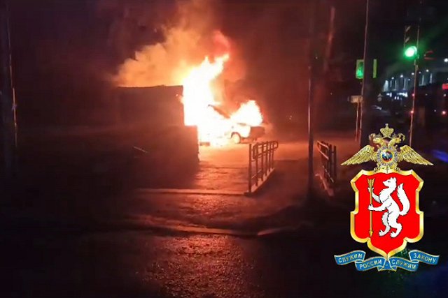 На ВИЗе автомобиль врезался в «Овощи» и сгорел вместе с ларьком