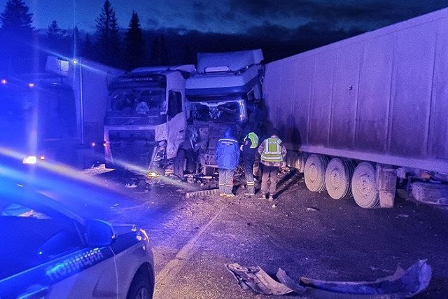 Водитель самосвала устроил ДТП на Московском тракте, решив объехать затор по встречной полосе