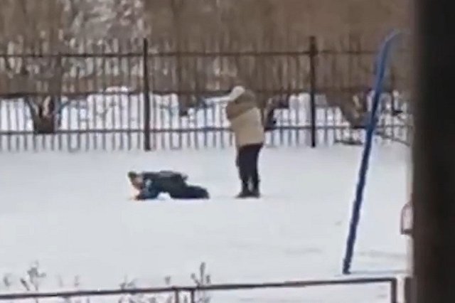 На Ботанике екатеринбурженка вмешалась в драку школьников, уложив одного из них на снег