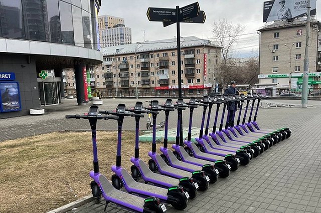 Самокатчикам запретят разъезжать по центру Екатеринбурга. Но не всегда