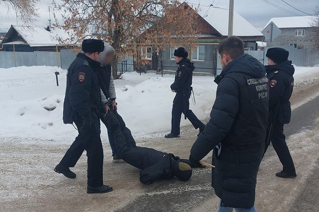 В свердловском городе двое молодых парней убили посреди улицы мужчину и попытались сжечь его труп