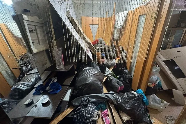 В Екатеринбурге двое детей сбежали от матери, которая заперла их в квартире в чудовищных условиях