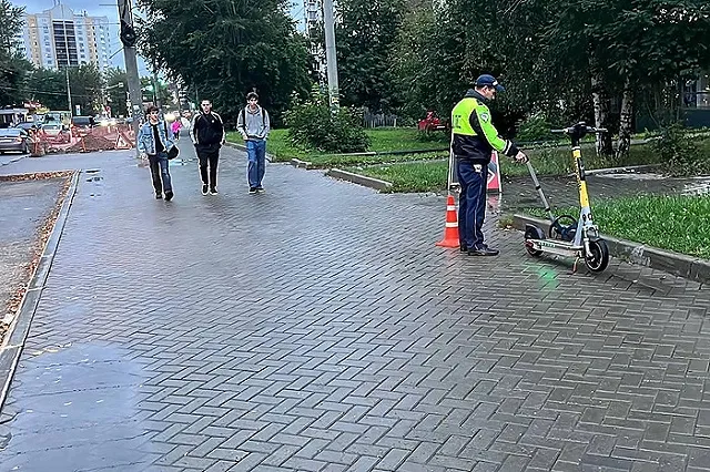 В Екатеринбурге молодой человек на электросамокате сбил 6-летнюю девочку