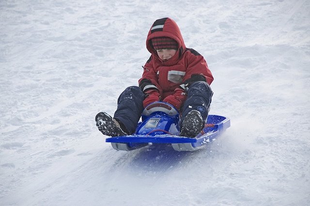 В Калининграде чиновники засыпали песком бесплатную снежную горку