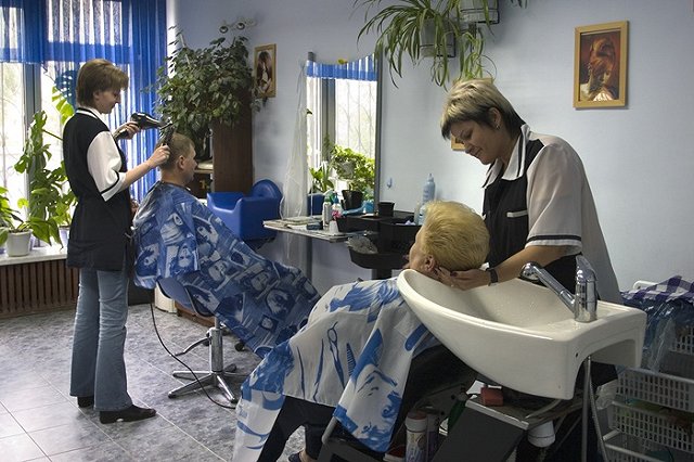 РАО ходит по кафе и салонам красоты на Урале в поисках денег