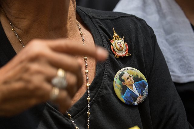 Туристам в Таиланде вручат черные ленты в связи с трауром