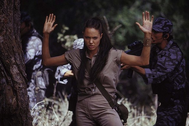 Анджелину Джоли заставили пройти тест на наркотики