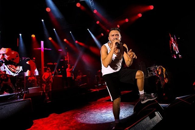 «Тех в войну, кто наживали, называли полицаи». Шнуров и Баста в стихах поругались в Instagram