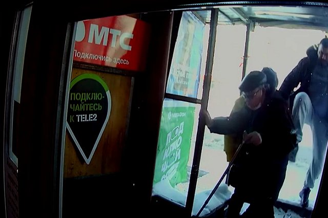 Мужчина пнул в спину инвалида, который мешал ему пройти