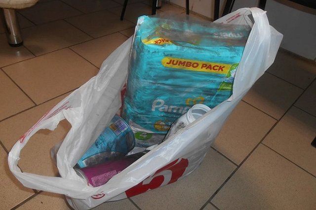 В свердловском городе парень пытался вынести из магазина пачку подгузников и ударил продавца