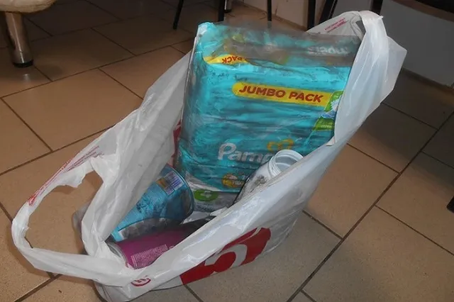 В свердловском городе парень пытался вынести из магазина пачку подгузников и ударил продавца