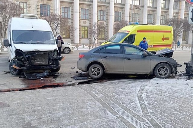 В центре Екатеринбурга скопилась огромная пробка из-за ДТП