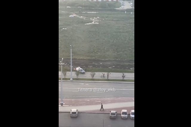 «Из грязи в…». Житель Академического снял «глиномеса», мчащегося по тротуару