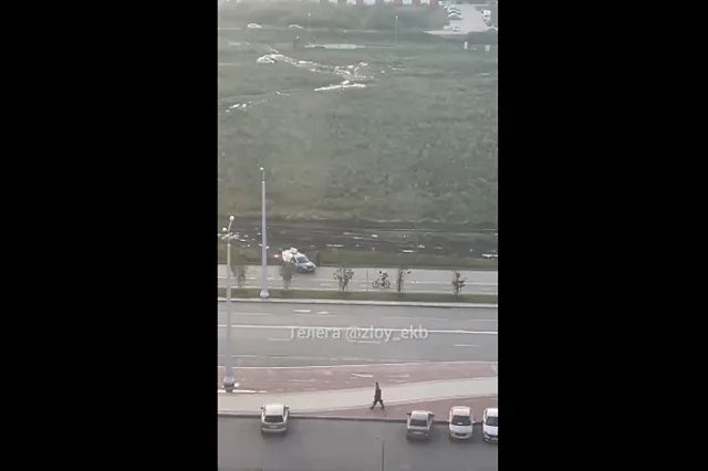 «Из грязи в…». Житель Академического снял «глиномеса», мчащегося по тротуару