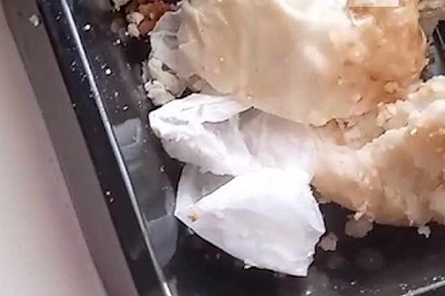 Свердловчанин позавтракал сырниками с «начинкой» из резиновой перчатки