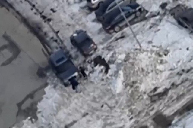 На Широкой Речке автохам на Range Rover проехал по тротуару и устроил драку