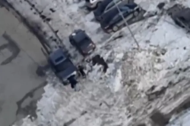 На Широкой Речке автохам на Range Rover проехал по тротуару и устроил драку