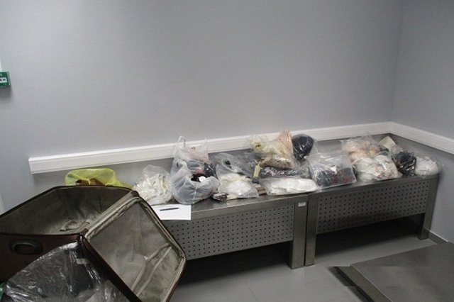 В Кольцово задержали иностранца с 17 килограммами бюстгальтеров и трусов