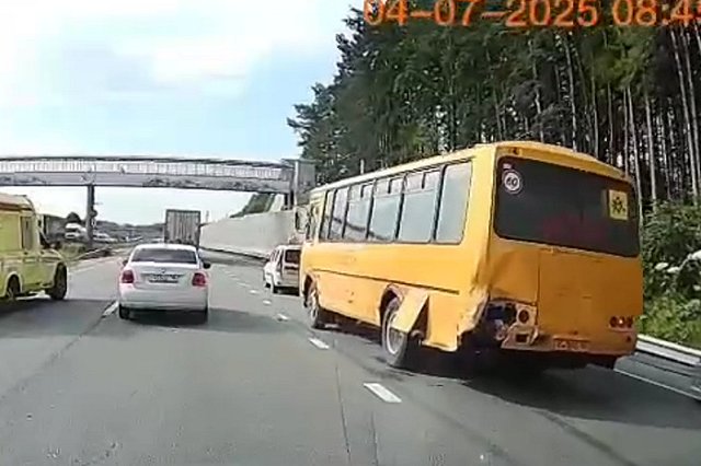 Детский автобус попал в ДТП с Mazda на ЕКАД