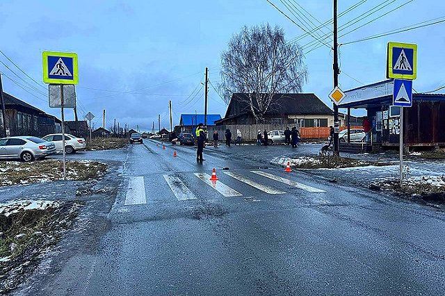 В свердловском посёлке водитель Ford отвлёкся от дороги и насмерть сбил 14-летнюю школьницу на «зебре»