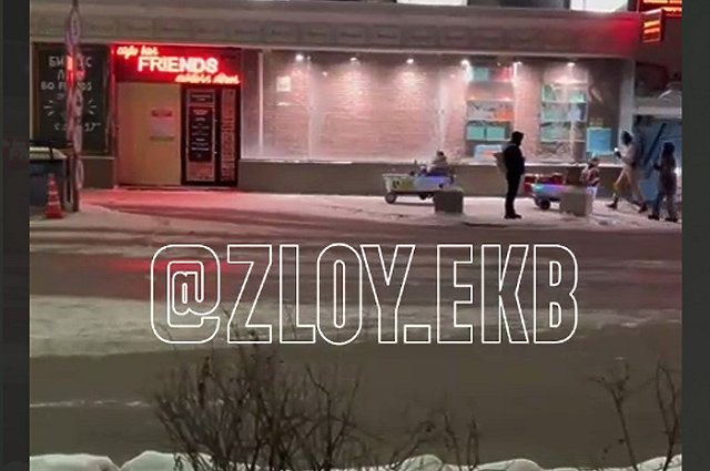 По центру Екатеринбурга проехались Деды Морозы в ваннах