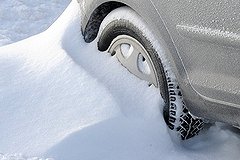 В шиномонтажках — очереди из желающих «переобуться»