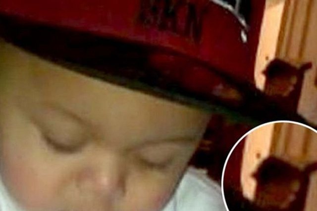 Женщина обнаружила призрака на фотографии сына