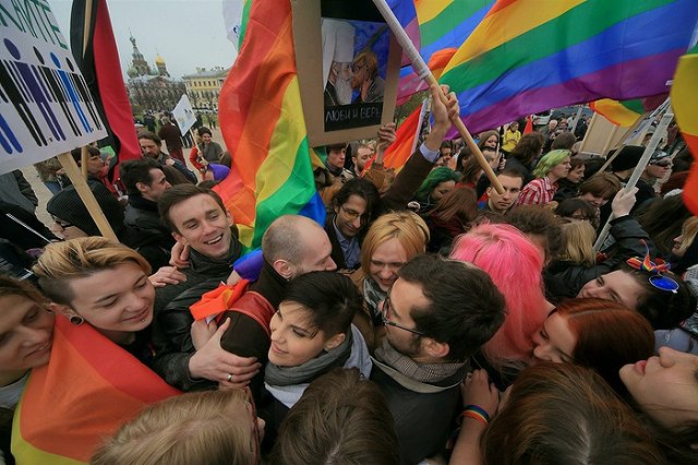 Банда гомофобов сломала нос французской пловчихе-лесбиянке