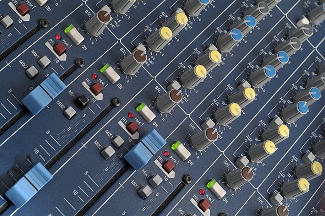 Радиостанция в Красноярском крае составила эфир на 99% из рекламы