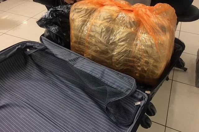 Женщина незаконно пыталась увезти в Китай 5 кг варежек