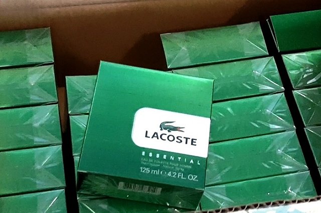 Таможенники пресекли ввоз в Екатеринбург немаркированной парфюмерии и безакцизных сигарет