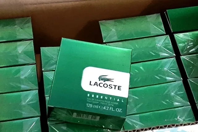 Таможенники пресекли ввоз в Екатеринбург немаркированной парфюмерии и безакцизных сигарет