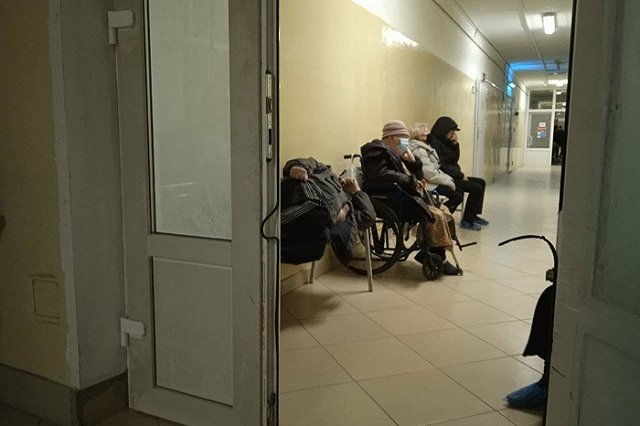 «Больно-больно-больно». Уральский режиссер рассказал о потере от ковида близких людей