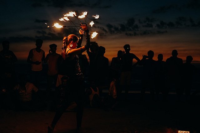 Женщина пострадала во время уличного фаер-шоу в Миассе