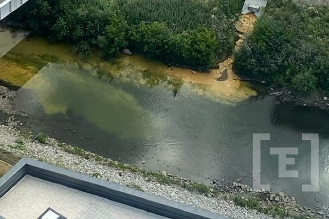 «Слили что-то жуткое»: екатеринбуржцы заметили в Исети подозрительное жёлто-зелёное пятно
