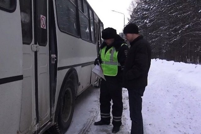 Задержан уралец, выбросивший из маршрутки двух детей