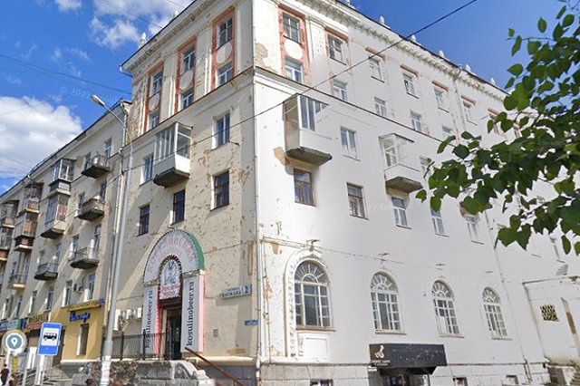 В Екатеринбурге в квартире многоэтажного дома рухнул потолок