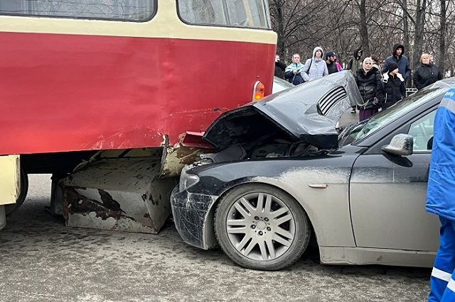 Летел на красный? Момент аварии, где водитель BMW снёс трамвай, попал на видео