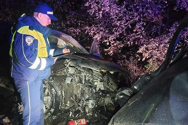 Пострадали пять человек: на свердловской трассе лоб в лоб столкнулись две легковушки