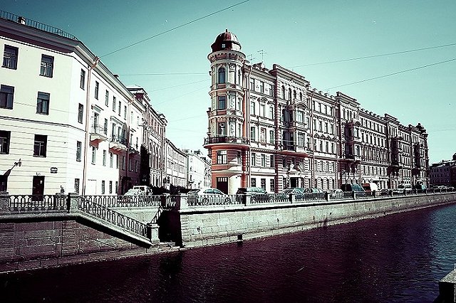 В Петербурге дворник своими ребрами поймал выпавшего с высоты 7 этажа ребенка