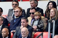 Элтон Джон в мае вступит в брак со своим партнером