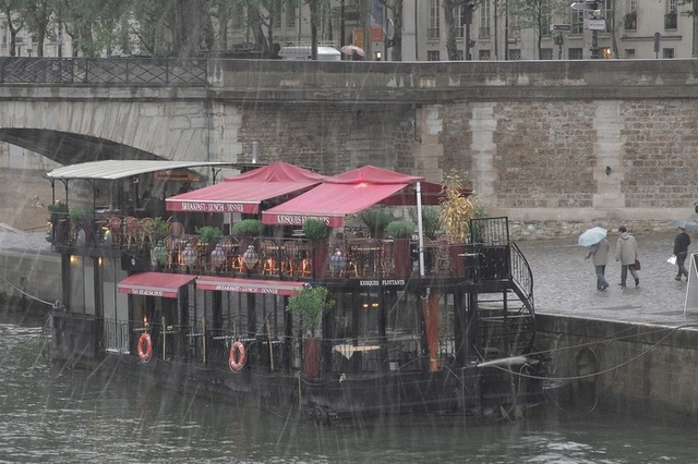 Летники ресторанов в Екатеринбурге утепляют к зиме – чтобы можно было курить