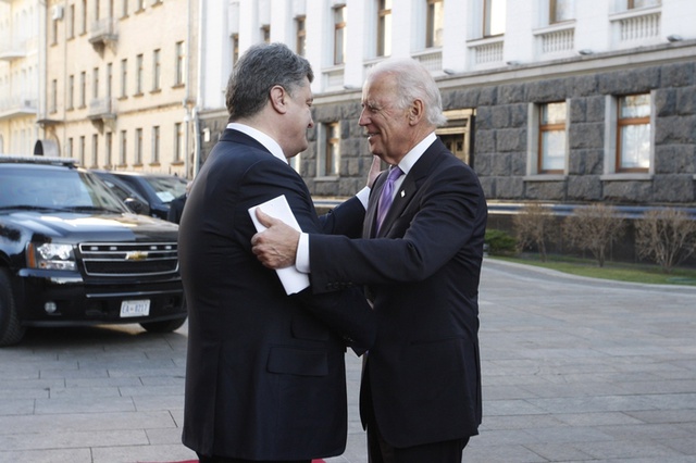 Байден обсудил с премьером Эстонии помощь Украине и давление на Россию