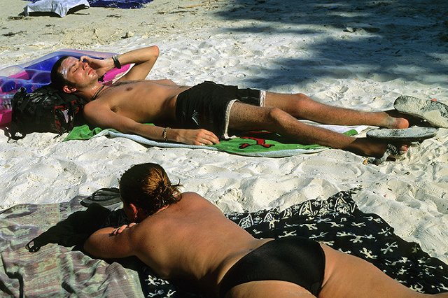 Врачи Екатеринбурга запретили женщинам загорать топлес