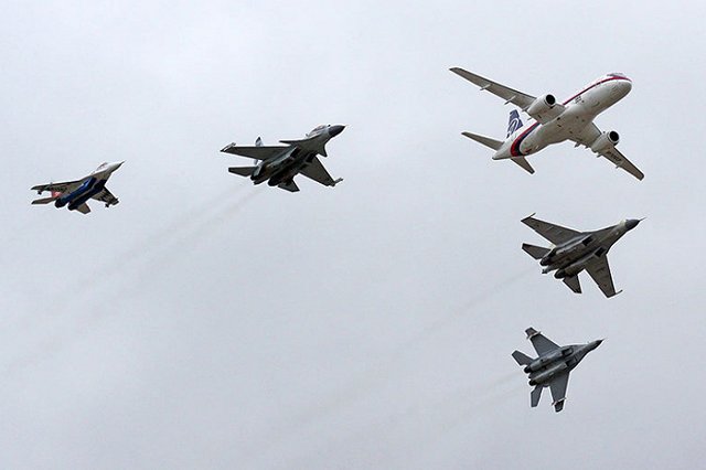 Су-27 пилотажной группы «Русские витязи» упал в Подмосковье, пилот погиб