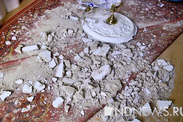 Потолок вместе с люстрой рухнул в квартире пенсионерки во время капремонта дома