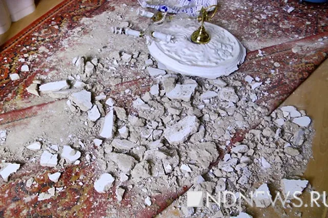 Потолок вместе с люстрой рухнул в квартире пенсионерки во время капремонта дома