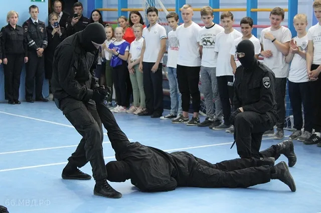 В сысертскую школу нагрянула полиция в балаклавах