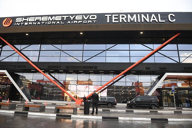 Дети, брошенные отцом в аэропорту, вернулись к матери