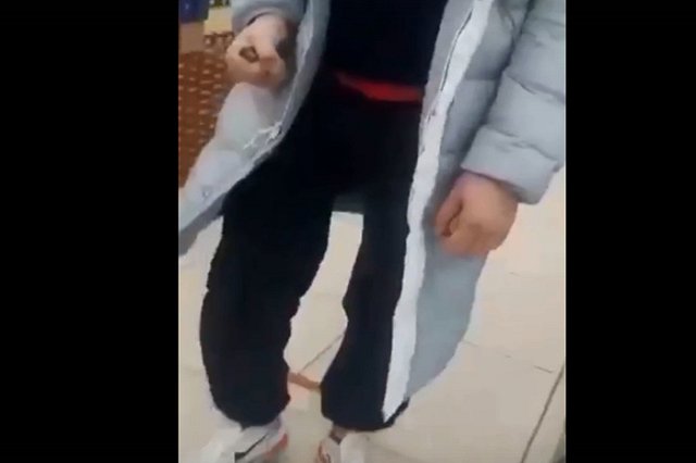 В Екатеринбурге мужчина кинулся на продавцов с ножом за замечание по поводу отсутствия маски — видео